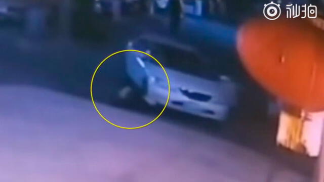 Hombre muere atropellado por su propio auto y extraño accidente queda registrado en video