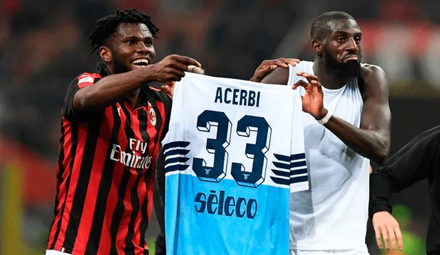 Futbolista del Milan intercambia camiseta para burlarse de rival y desata polémica