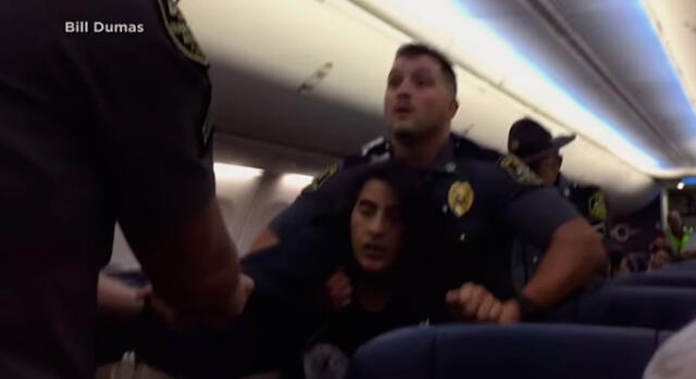 Estados Unidos: mujer fue sacada a la fuerza de un avión por esta insólita razón [VIDEO]