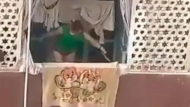 Detienen a mujer que fue grabada colgando a su perro desde un balcón [VIDEO]