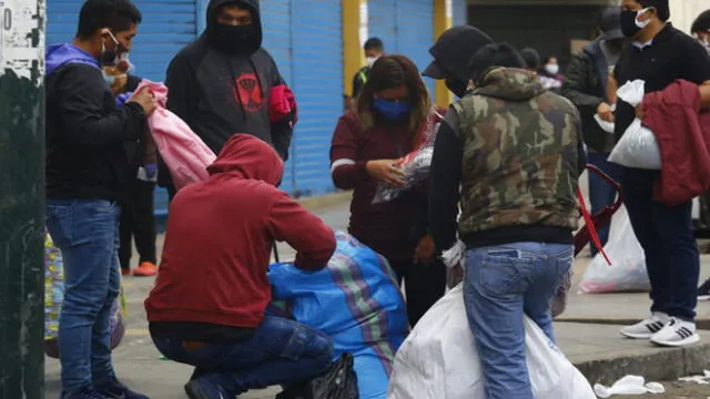 Ambulantes venden sin medidas de seguridad sanitaria. Foto: Félix Contreras / La República