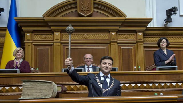 Actor cómico Volodímir Zelenski jura como presidente de Ucrania y disuelve el Congreso