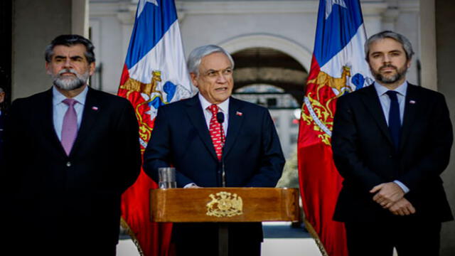 El ministro del Interior, Gonzalo Blumel (d), fue el encargado de dar el anuncio tras reunirse con Sebastián Piñera (c). Foto: Agencia Uno