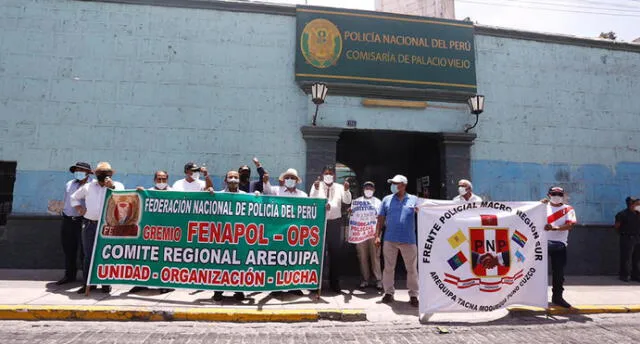 Expolicías pasaron por varias comisaría del Cercado de Arequipa mostrando su apoyo a los agentes, Foto: Oswald Charca.