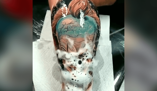 En Facebook se viralizó el increíble resultado del tatuaje que se hizo un joven con el rostro del payaso 'Pennywise'.