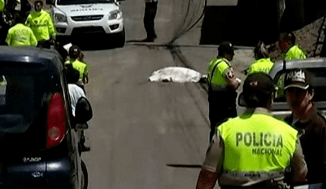 Mujer es víctima de feminicidio en plena calle de Quito [VIDEO]
