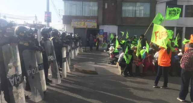 Arequipa: opositores a Tía María protestan en vía de ingreso a Perumin