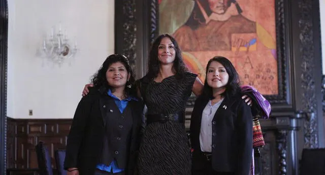 Melissa Soriano junto a Rosa Ávalos y Aracely Quispe durante su visita a Palacio de Gobierno. (Foto: Difusión)