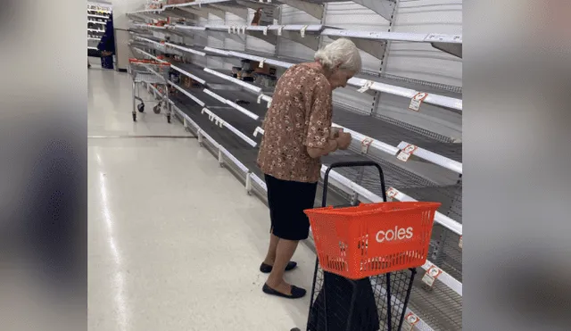 La mujer llegó pare realizar sus compras, pero se vio afectada por la ola de consumidores que acabaron con todos los productos. (Foto: Twitter)
