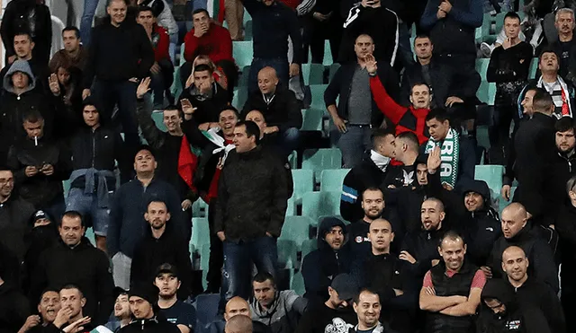 Ultras búlgaros realizando el saludo nazi | Créditos: Fox Sport