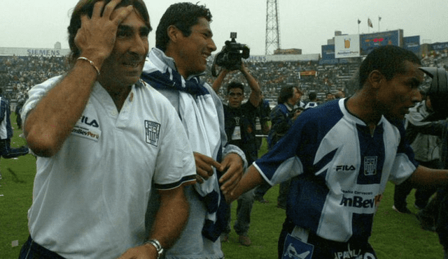 Gustavo Costas celebra la obtención del Apertura 2004, tras vencer 1-0 a Universitario.