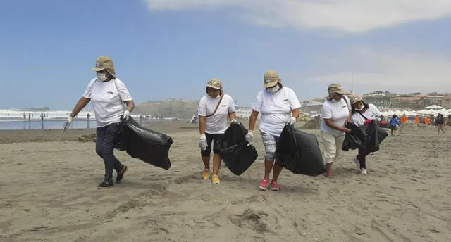 Más de 200 voluntarios limpiaron las playas de Mollendo.