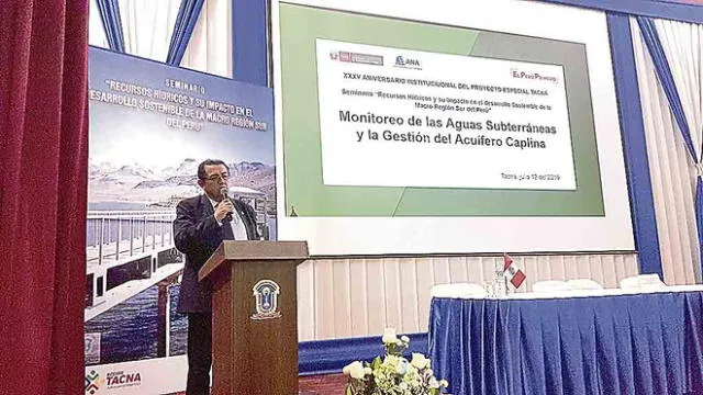 Exposición. Echevarría en plena ponencia sobre el acuífero.