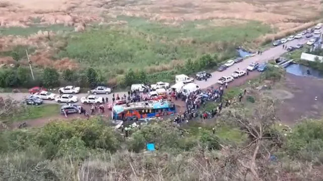 Unidad recogió a mayoría pasajeros en paraderos informales, pues manifiesto inicial solo reportaba 9 ocupantes. (Foto: Captura de video / Facebook Cusco en Noticia)