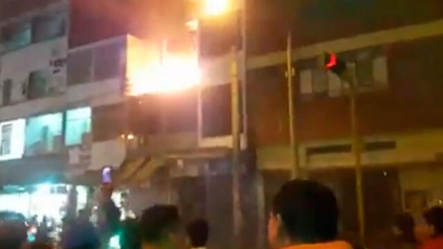 Incendio consumió tercer nivel de conocida galería en Chiclayo [VIDEO]