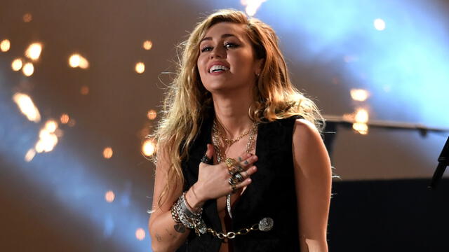 Miley Cyrus posa desnuda para promocionar concierto [VIDEO]