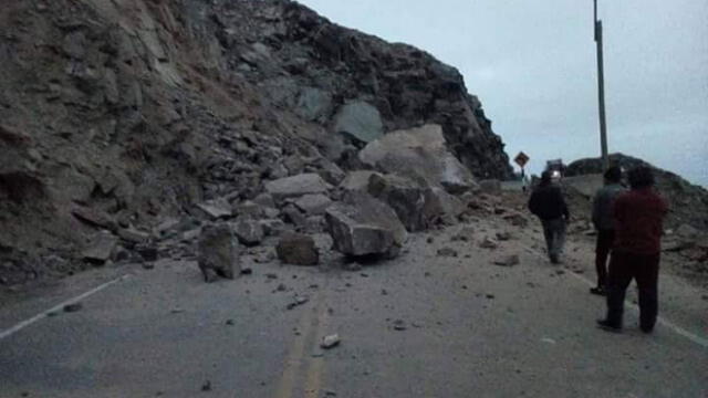 Vehículos varados por derrumbe en carretera de Arequipa