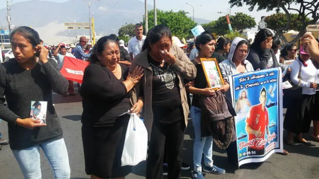 Chimbote: con una marcha llena de dolor exigen que no cese la búsqueda de los seis pescadores desaparecidos