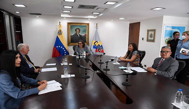 La nueva presidenta del CNE, Indira Alfonzo (c), junto a los rectores electorales Gladys Gutiérrez (i), Rafael Jiménez (2-i), José Luis Gutiérrez (d) y Tania D'Amelio (2-d), durante la sesión de instalación de las nuevas autoridades del poder electoral, el en Venezuela. Foto: AFP