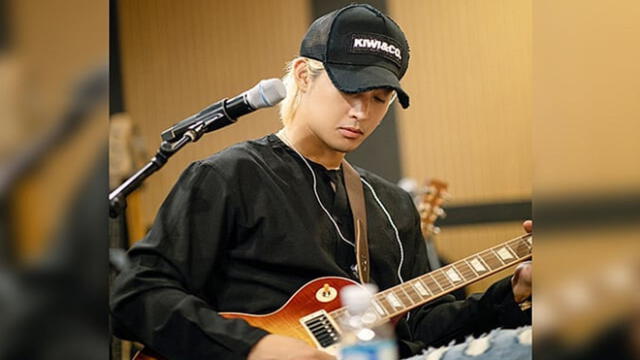 Desliza para ver más fotos de Kim Hyun Joong sobre su concierto online. Créditos: Instagram