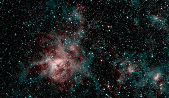 La nebulosa de la tarántula. Las regiones rojas indican la presencia de gas más caliente, mientras que las regiones azules son polvo interestelar. Crédito: NASA.