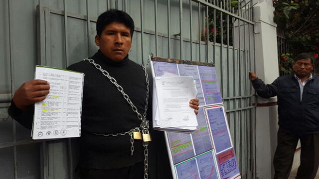 Transportista se encadena a puerta de municipio de Tacna