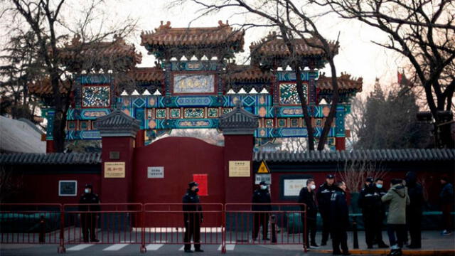 Policías custodian el templo Lama de Pekín, cerrado por brote de coronavirus. Foto: AFP