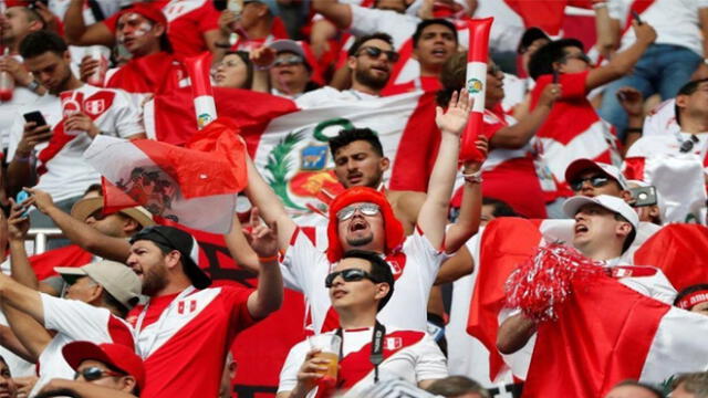 Hinchas peruanos podrán fotografiarse con el premio The Best de FIFA