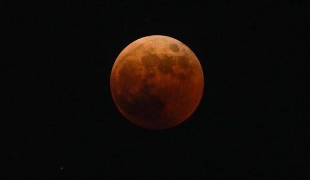 Fotografía del eclipse lunar total o luna de sangre del 8 de noviembre tomada desde Seúl, en Corea del Sur. Foto: EFE / Kimimasa Mayama