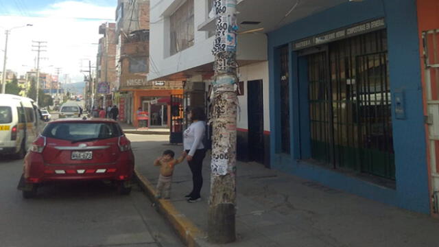 Huancayo: poste a punto de caer pone en riesgo a niños