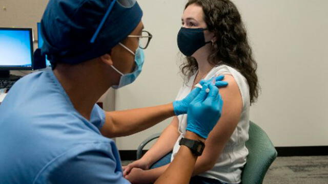 Voluntarios recibieron la vacuna de Moderna contra el coronavirus. Foto: AFP.