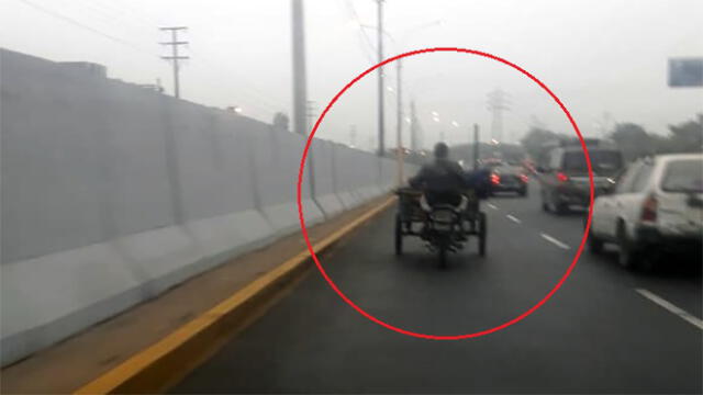 San Luis: conductor de motocicleta maneja sin casco en concurrida vía