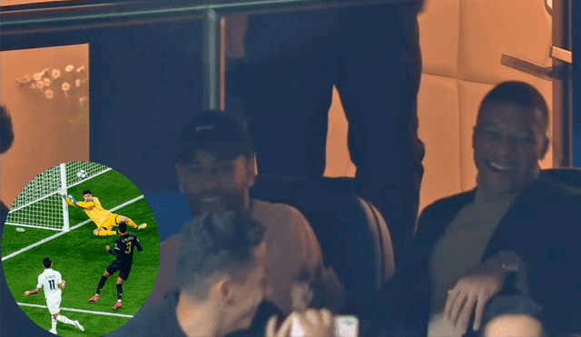 Neymar y Mbappé festejaron en la tribuna tras el primer gol de Ángel Di María en la presente edición de la Champions League. | Foto: ESPN