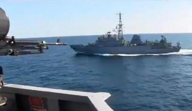 El buque de la Armada rusa se acercó al destructor de EE. UU. Captura de video: US. 5th Fleet.