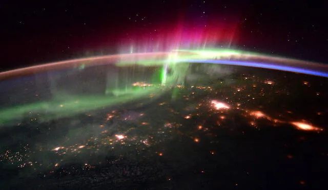 Tras detectarse el agujero en el campo magnético, se avistó auroras rosadas en Noruega. Foto: referencial / NASA / ESA