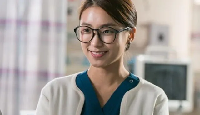 Yoon Bora, ex integrante de SISTAR. Actualmente es actriz y aparece en el dorama "Dr. Romantic 2".