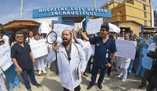 Exigen renuncia de gerente Mario Cosmópolis por crisis en hospitales de EsSalud