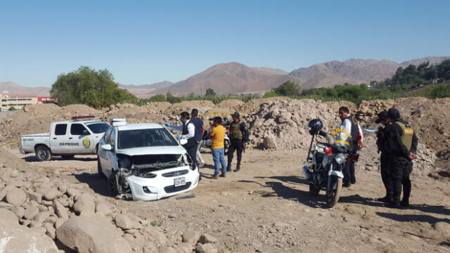 Agentes del Deprove investigan caso de auto desmantelado hallado a un costado del río Moquegua. Foto: La República.