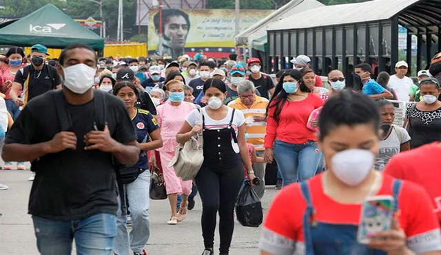 Venezolanos con tapabocas ingresaron este jueves a Colombia desde el paso fronterizo del puente Simón Bolivar. Foto: EFE