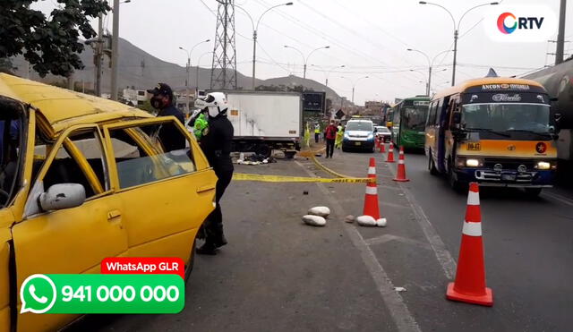 Policías controlaron paso de autos debido a la congestión generada por el accidente. Foto: captura de Facebook / El Popular