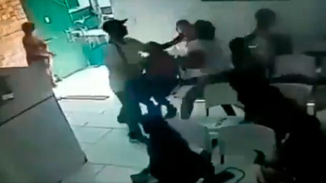 Mujeres reducen a golpes a sujeto que intentó asaltar un local [VIDEO]