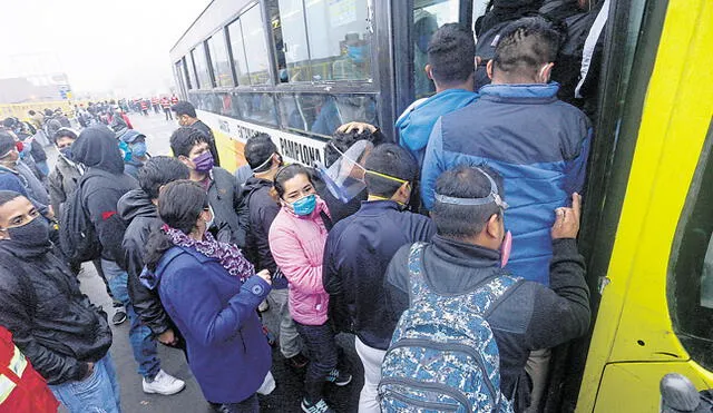 pasajeros subiendo bus transporte publico