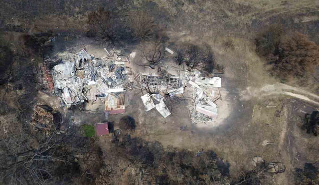 Lo que queda de una propiedad destruida por incendios forestales en Nerrigundah, Australia, el 13 de enero del 2020. (AP Photo/Sam McNeil)