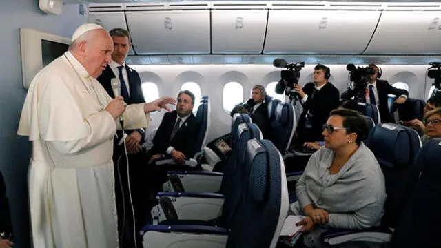 Francisco respondió preguntas a bordo del avión papal durante la rueda de prensa de regreso de su viaje a Japón