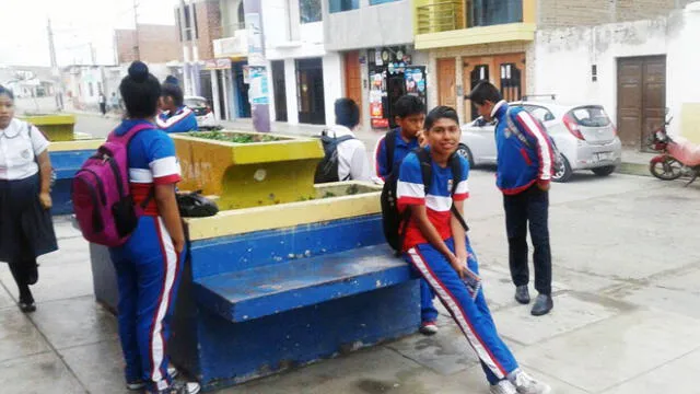Chiclayo: colegio de Monsefú impiden el ingreso a sus alumnos por no usar zapatillas blancas [VIDEO]