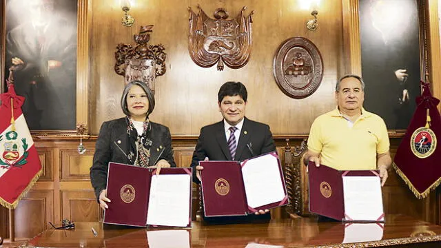 firma. Sánchez y la representante de UNAM, Patricia Carrillo.