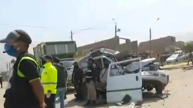 Minivan terminó completamente destruida. Sus tres ocupantes sobrevivieron, pero terminaron gravemente heridos. (Foto: Captura de video / ATV Noticias)