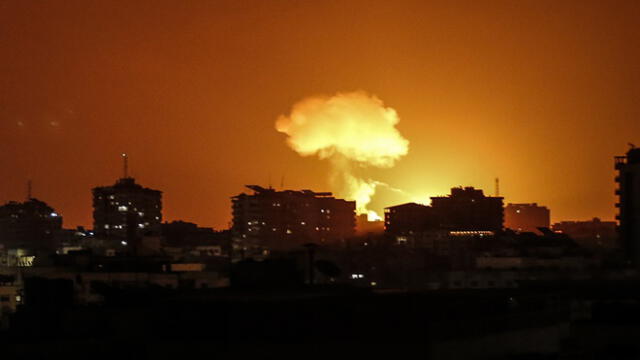 El humo y las llamas aumentan después de que aviones de guerra pertenecientes al ejército israelí llevaran a cabo ataques aéreos sobre la ciudad de Gaza el 18 de agosto de 2020. Foto: MAHMUD HAMS / AFP.