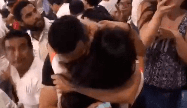 Facebook viral: hincha de Universitario le pide matrimonio a su novia durante la 'Noche Crema' [VIDEO]