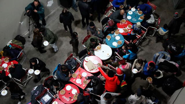 Centenares de personas llegaron al Monumental por comida y abrigo. Foto:  Fernando de la Orden.